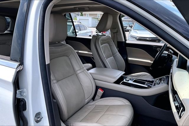 Used 2023 White Lincoln Reserve image 28