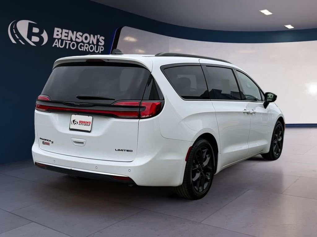 Used 2025 White Chrysler Limited image 5