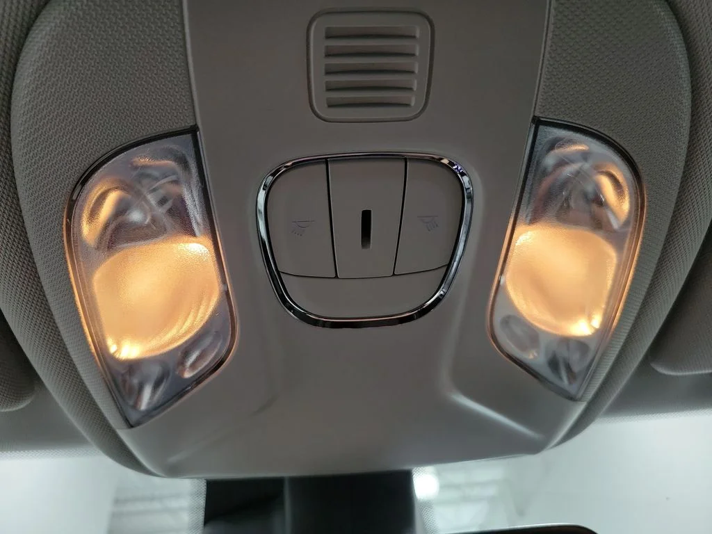 Used 2022 White Jeep Latitude Lux image 43