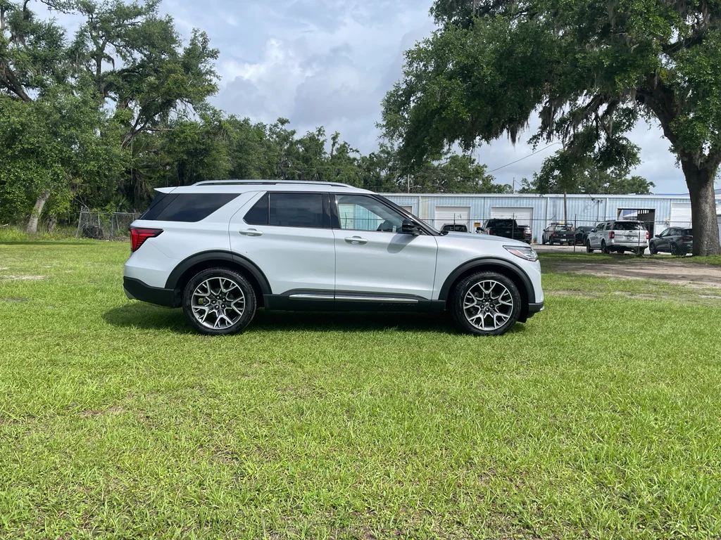 2025 Ford Explorer Platinum - Photo 6