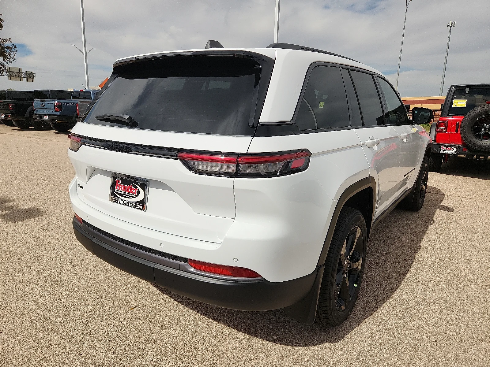 New 2027 Bright White Clear-Coat Paint Jeep LIMITED 4X4 image 4