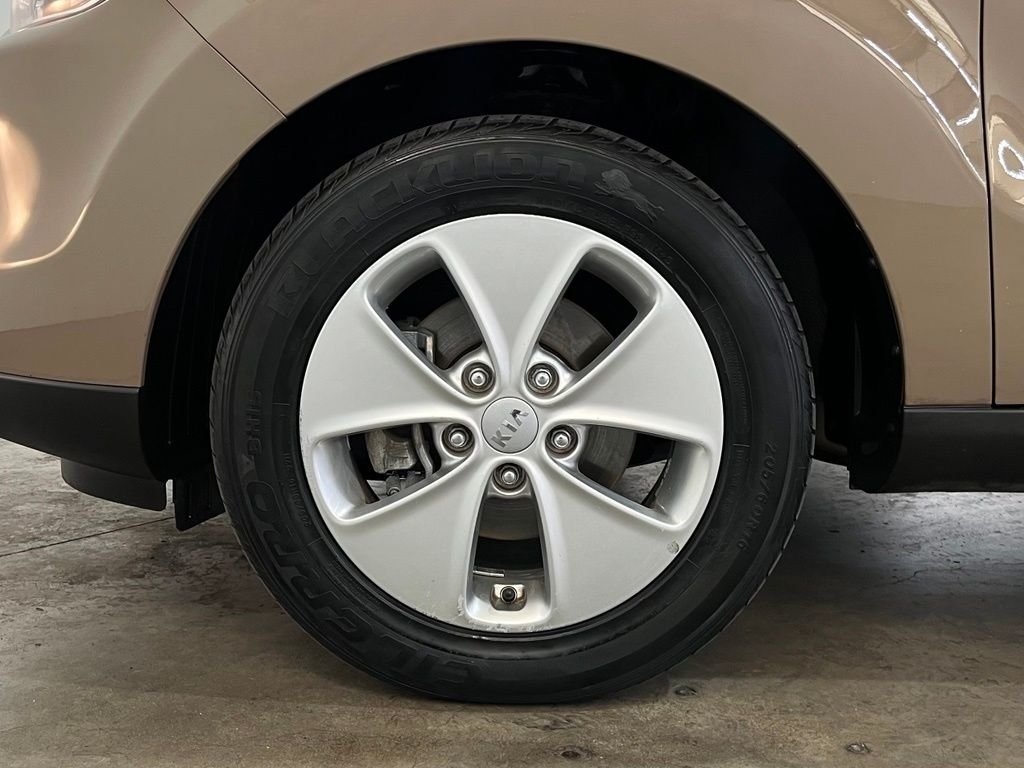 Used 2015 Brown Kia Plus image 16