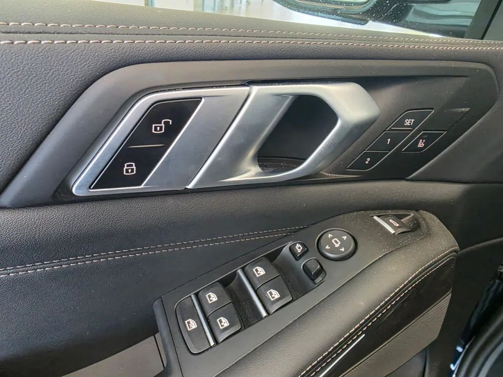 Used 2025 Black BMW M60i image 11