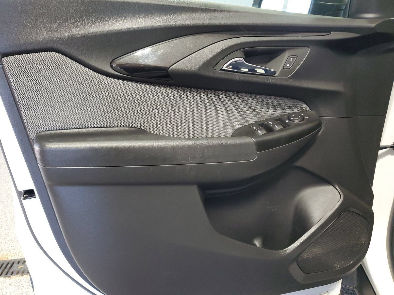 Used 2022 White Chevrolet LS image 10