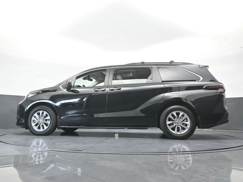 Used 2025 Midnight Black Metallic Toyota XLE image 61