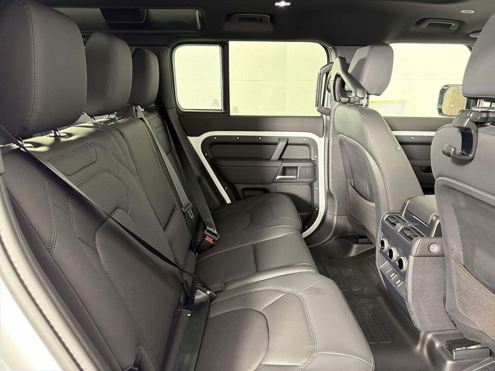 2026 Land Rover Defender X-Dynamic SE - Photo 30