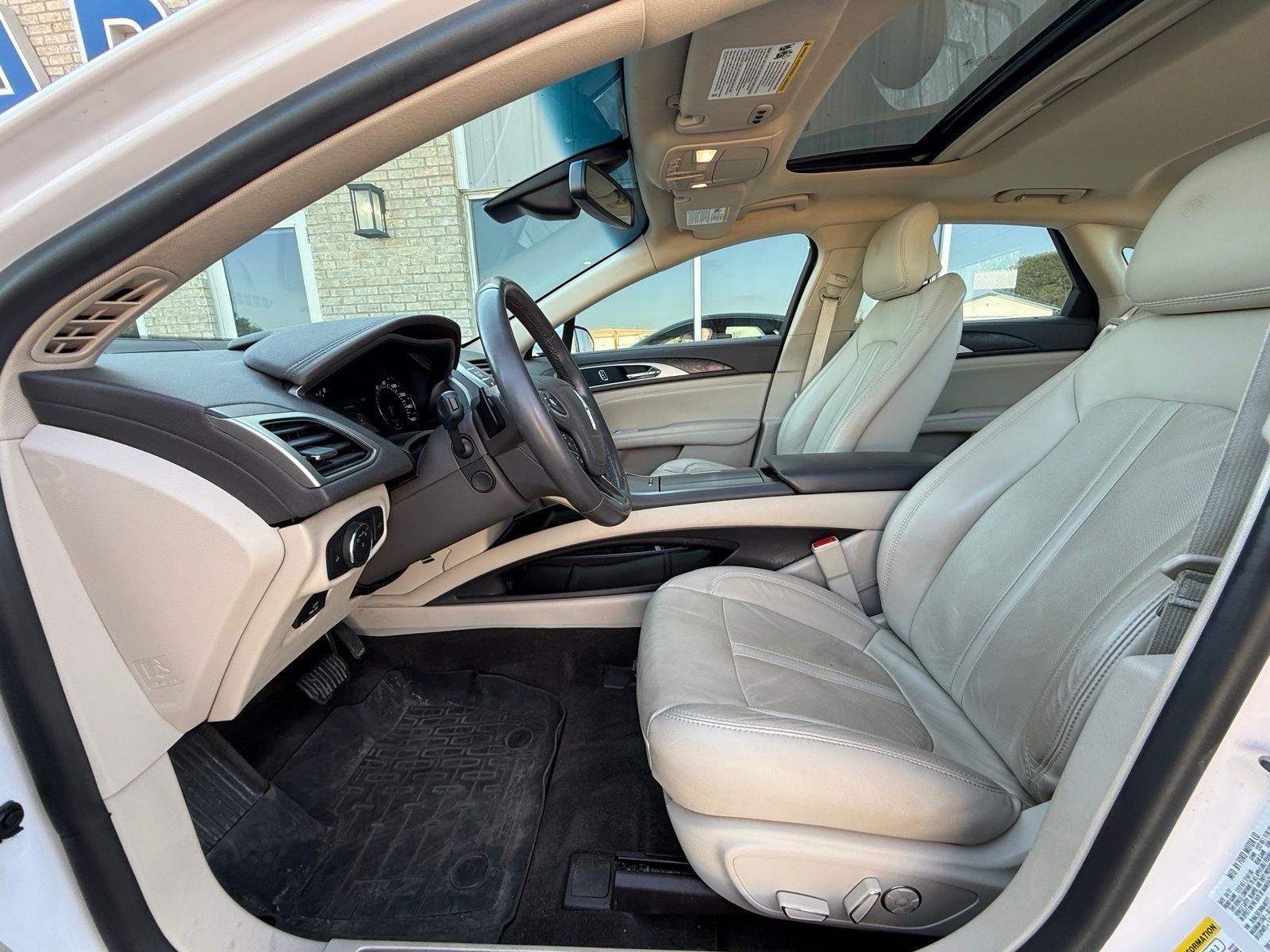 Used 2017 White Platinum Clearcoat Metallic Lincoln Reserve image 13
