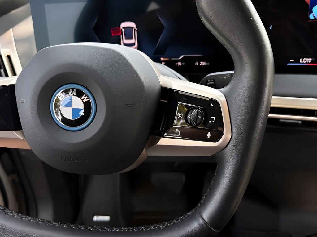 Used 2023 White BMW M60 image 13