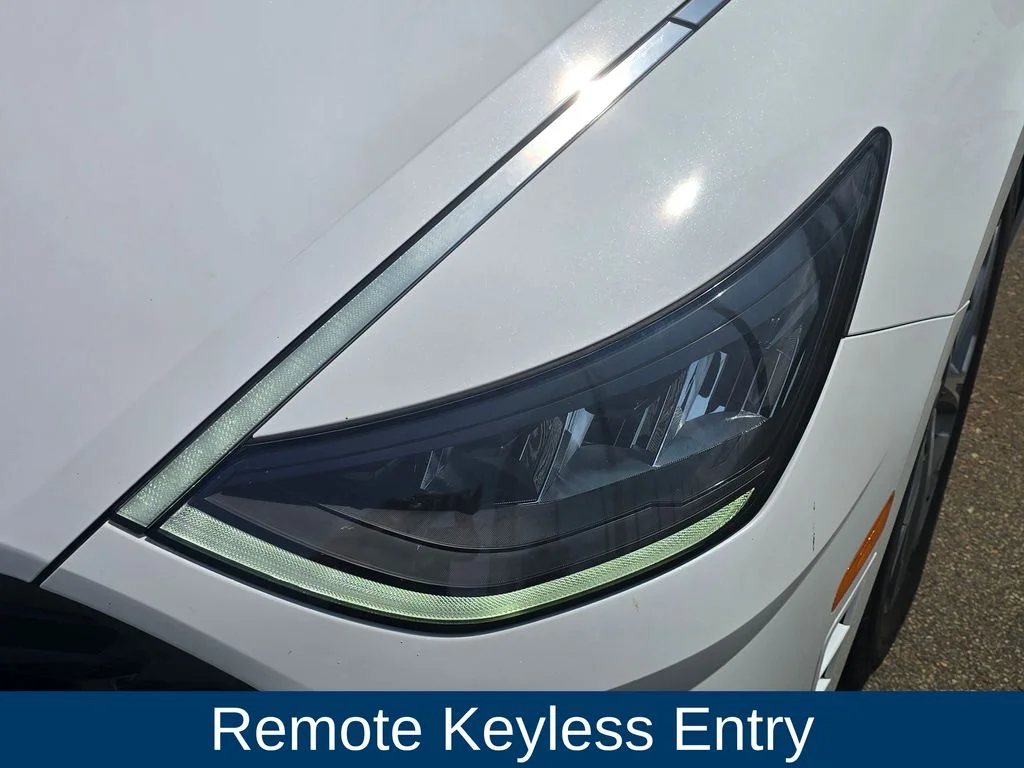 Used 2023 White Hyundai SEL image 10