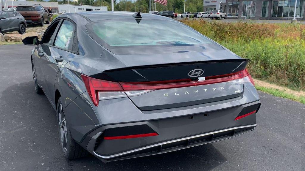 2025 Hyundai Elantra Blue - Photo 2