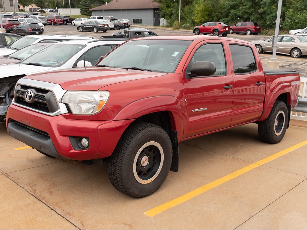 Used 2015 Barcelona Red Metallic Toyota V6 image 4