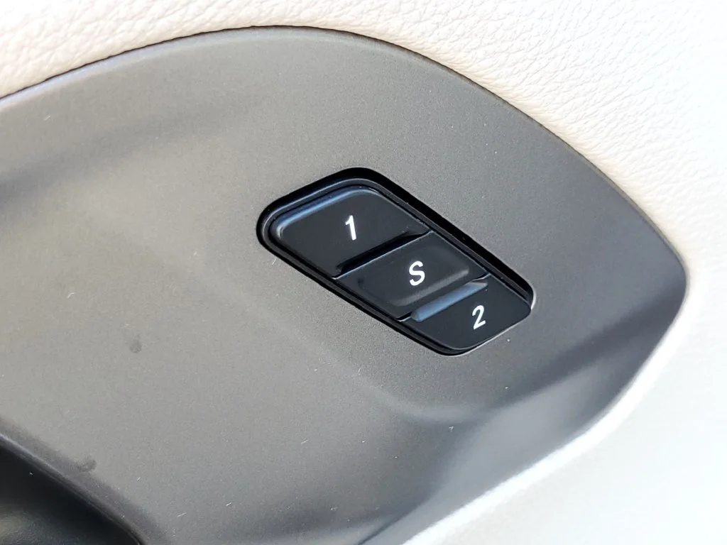 Used 2022 Black Chrysler Touring L image 27