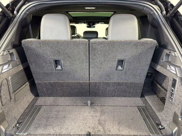Used 2026  Land Rover SE image 13