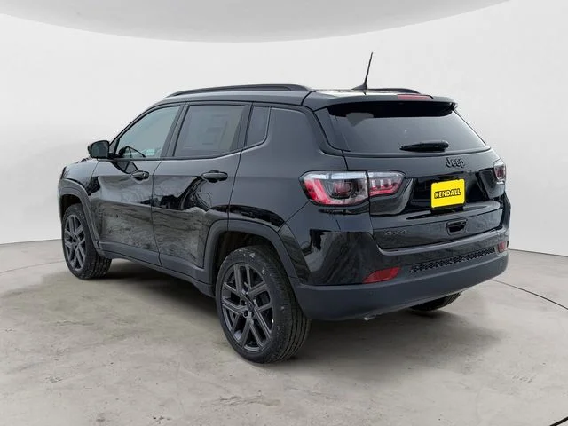 New 2026 Diamond Black Crystal Pearl-Coat Exterior Paint Jeep Limited image 3