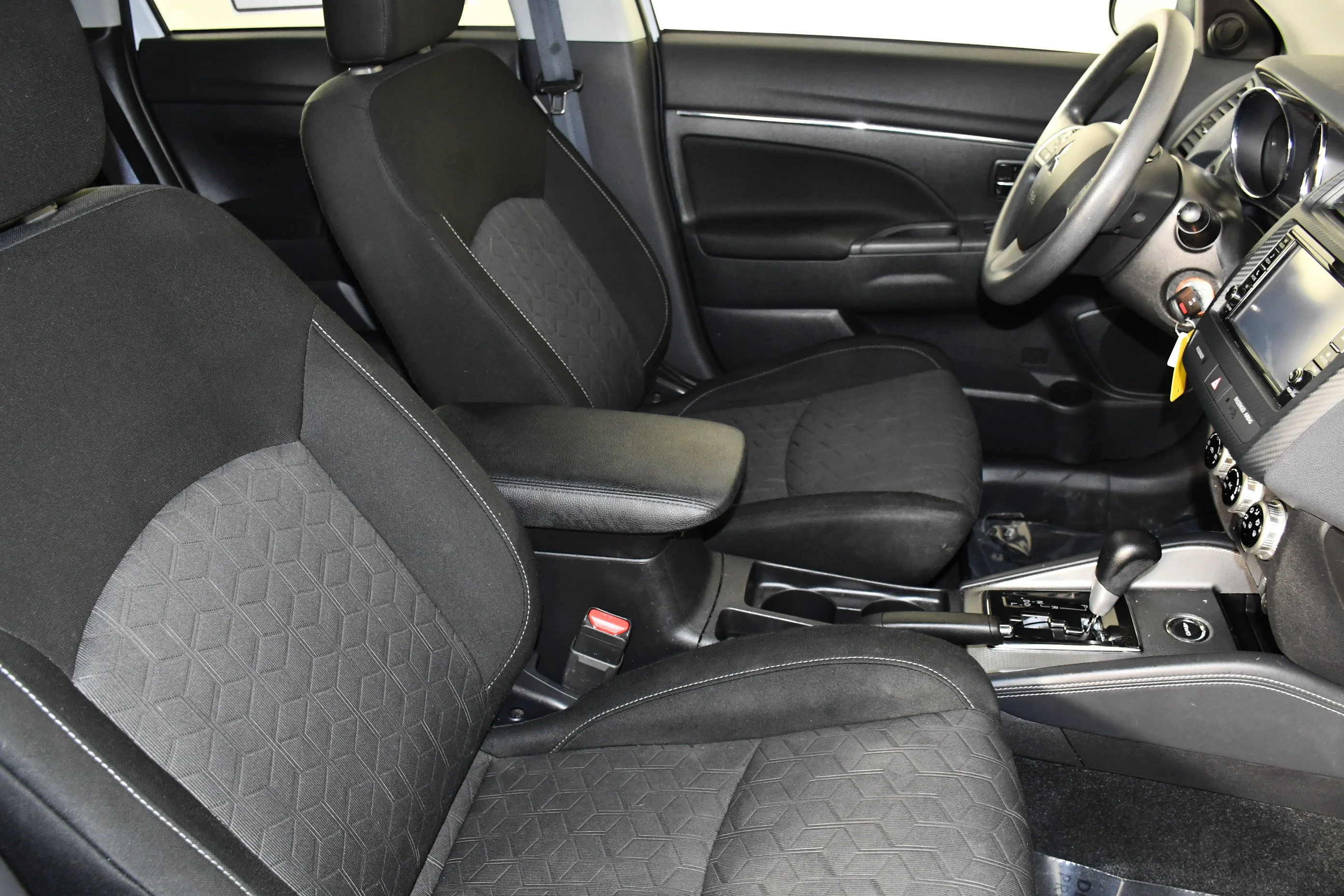 Used 2022 White Diamond Mitsubishi ES image 41