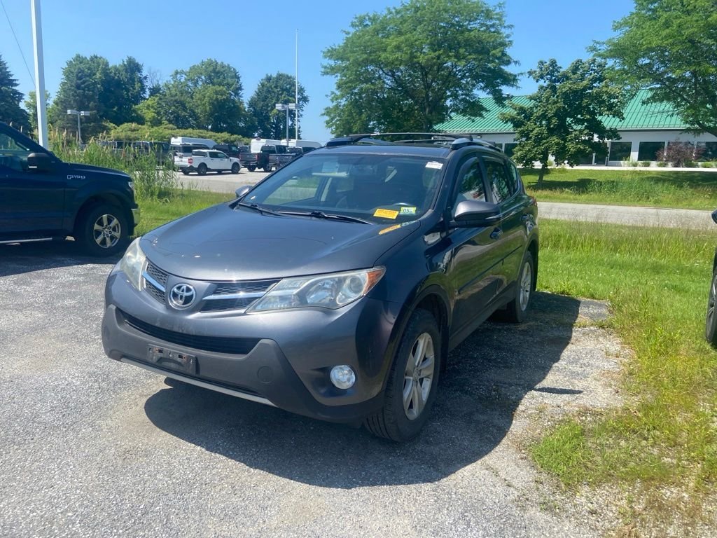 Used 2014 Magnetic Gray Metallic Toyota XLE image 3