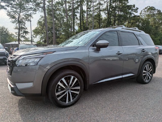 Used 2025 Gray Nissan Platinum image 8