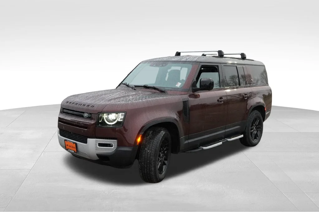 Used 2023  Land Rover SE image 11