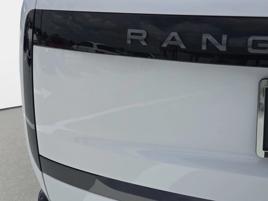 Used 2025 White Land Rover SE image 29