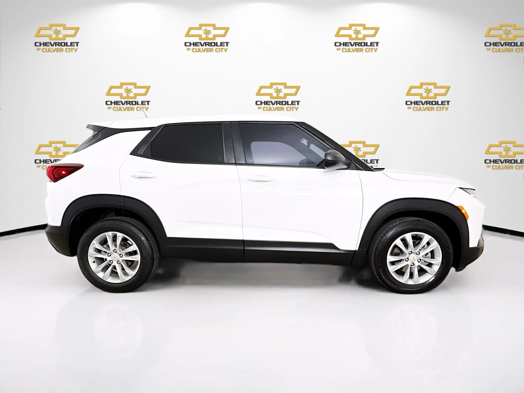 Used 2023 Summit White Chevrolet LS image 9