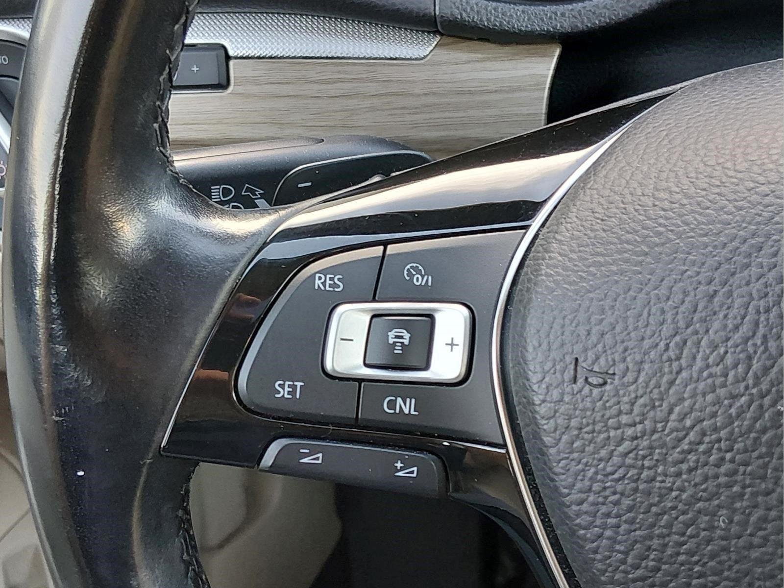 Used 2017 Deep Black Pearl Volkswagen V6 SEL Premium image 25