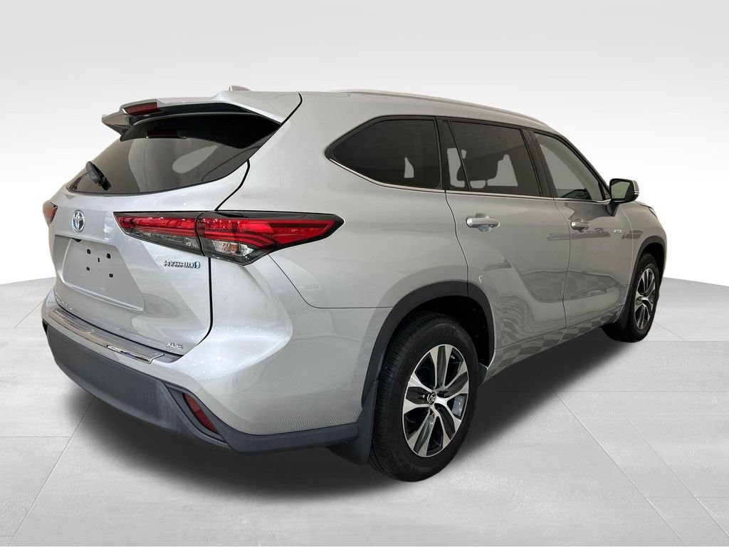 Used 2021 Silver Toyota XLE image 5