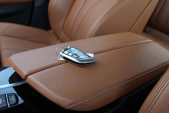 Used 2020 White BMW 530i xDrive image 19