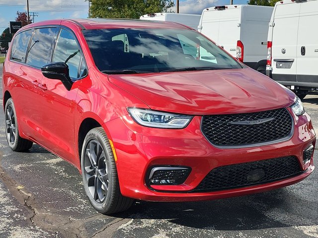 New 2026 Chrysler Pacifica Select