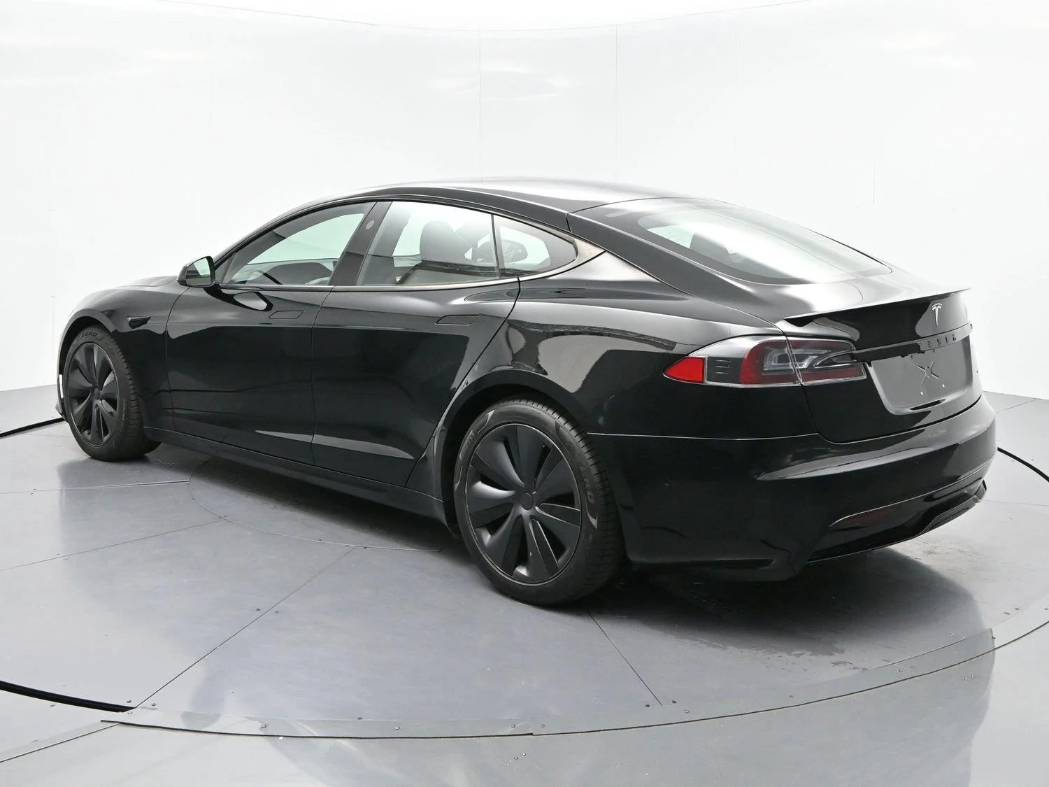 Used 2021 Black Tesla Plaid image 5