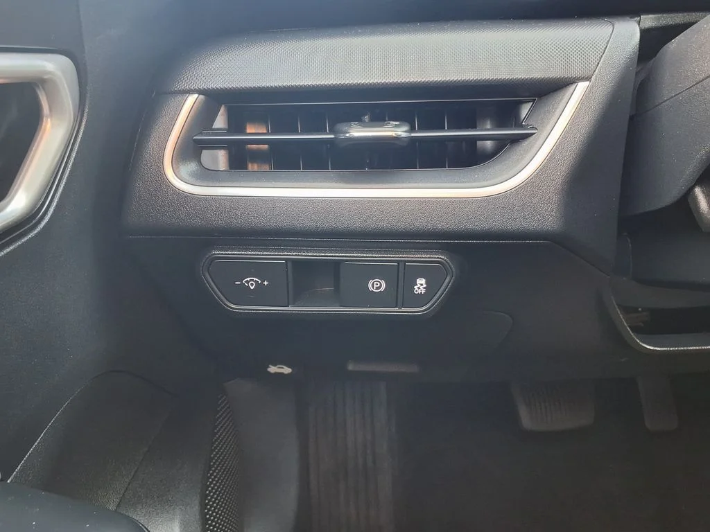 Used 2025 White Kia LXS image 41
