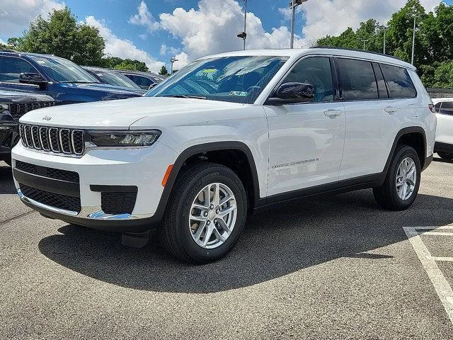 New 2026 Bright White Clear-Coat Exterior Paint Jeep Laredo X image 2
