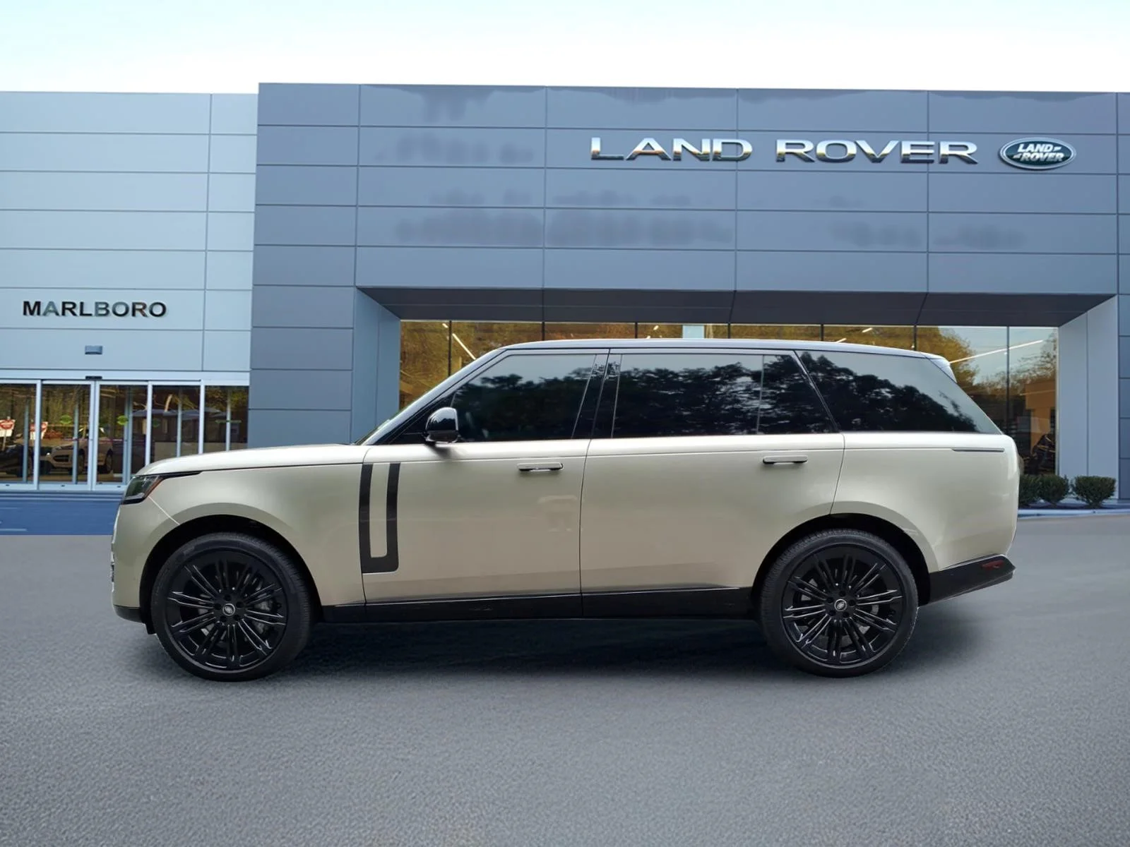 Used 2025 Batumi Gold Premium Metallic 1dm Land Rover SE LWB image 6