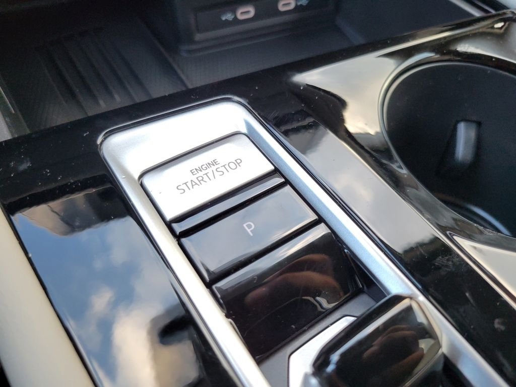 New 2026 White/off-white Volkswagen SE w/Technology image 18