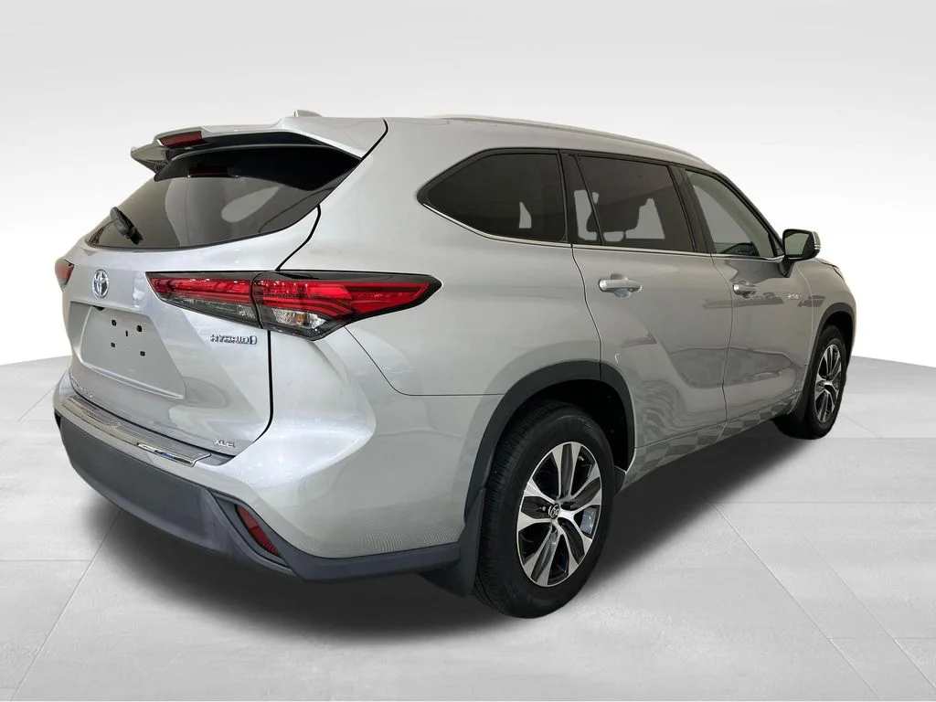 Used 2021 Silver Toyota XLE image 5