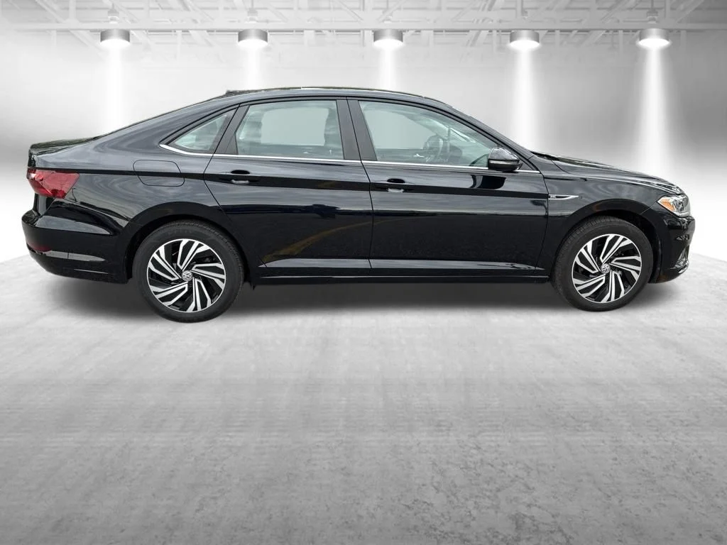Used 2021 Black Volkswagen SEL Premium image 8