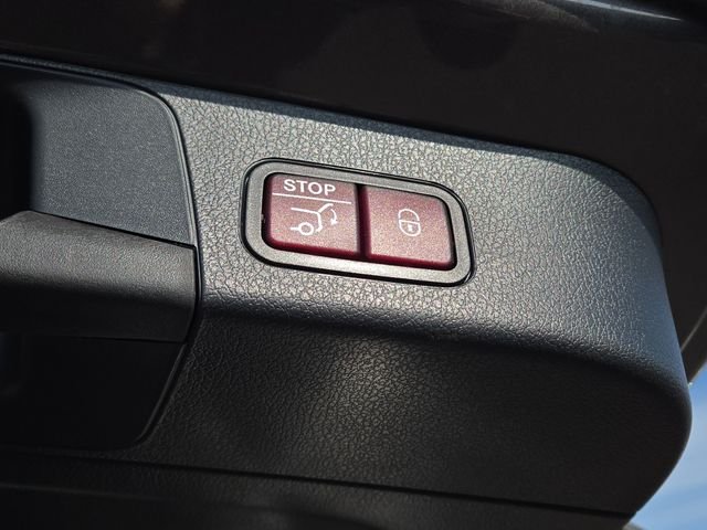 New 2026 Mountain Grey Metallic Mercedes-Benz GLB250 image 32
