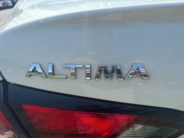 Used 2022 White Nissan 2.5 SL image 9