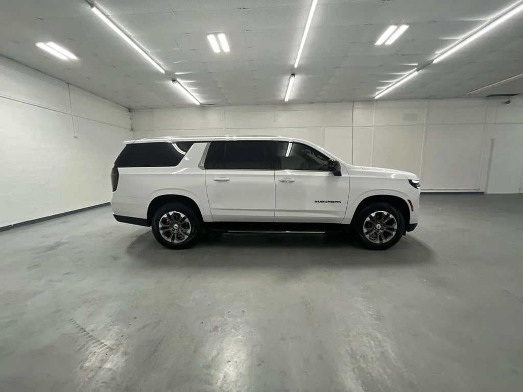 Used 2025 Summit White Chevrolet LT image 2