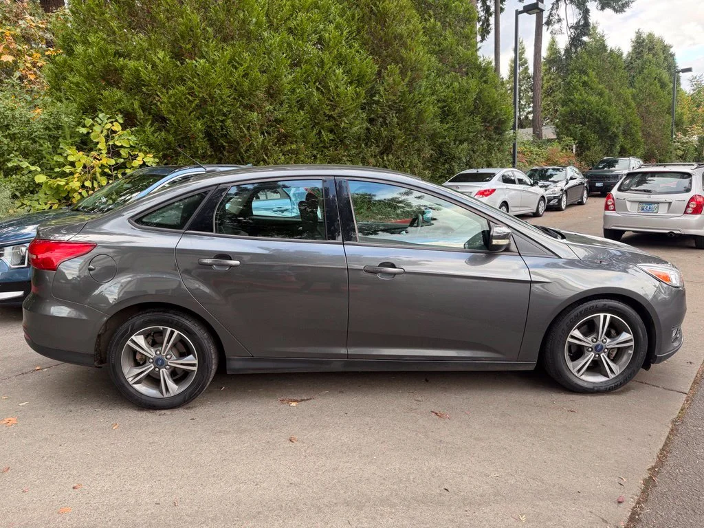 Used 2017 Ford Focus SE with VIN 1FADP3FE2HL211668 for sale in Gladstone, OR