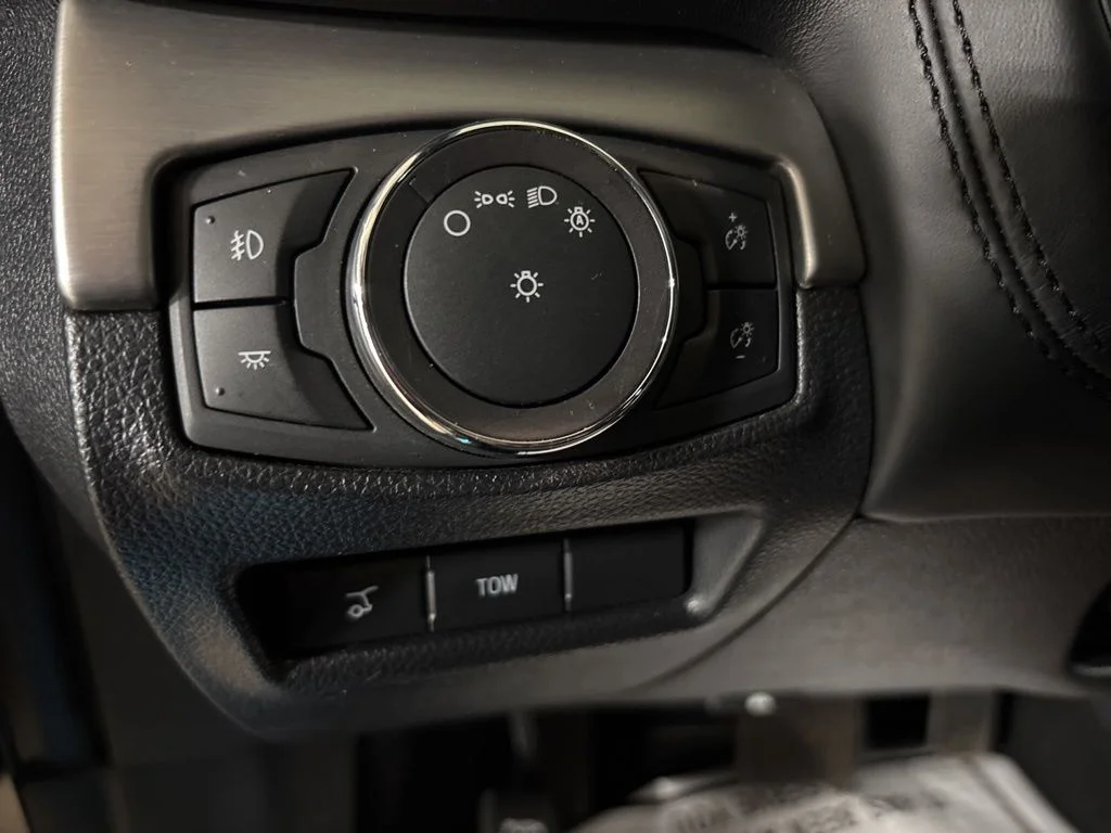 Used 2019  Ford Platinum image 18