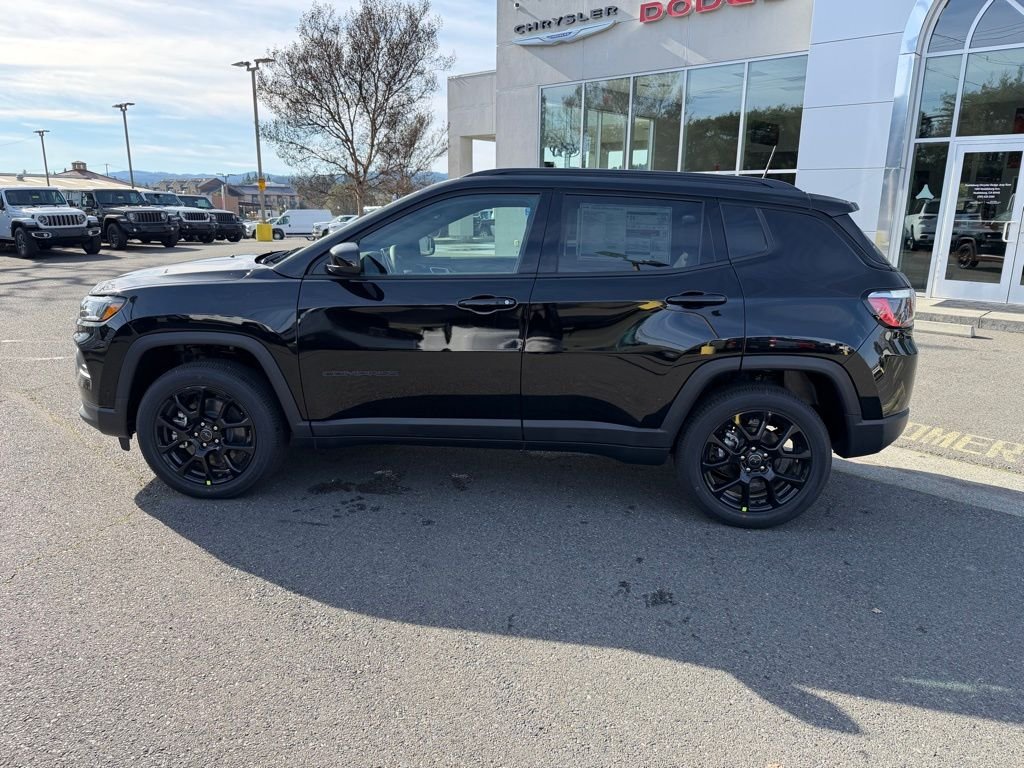 New 2026 Diamond Black Crystal Pearl-Coat Exterior Paint Jeep Latitude image 2