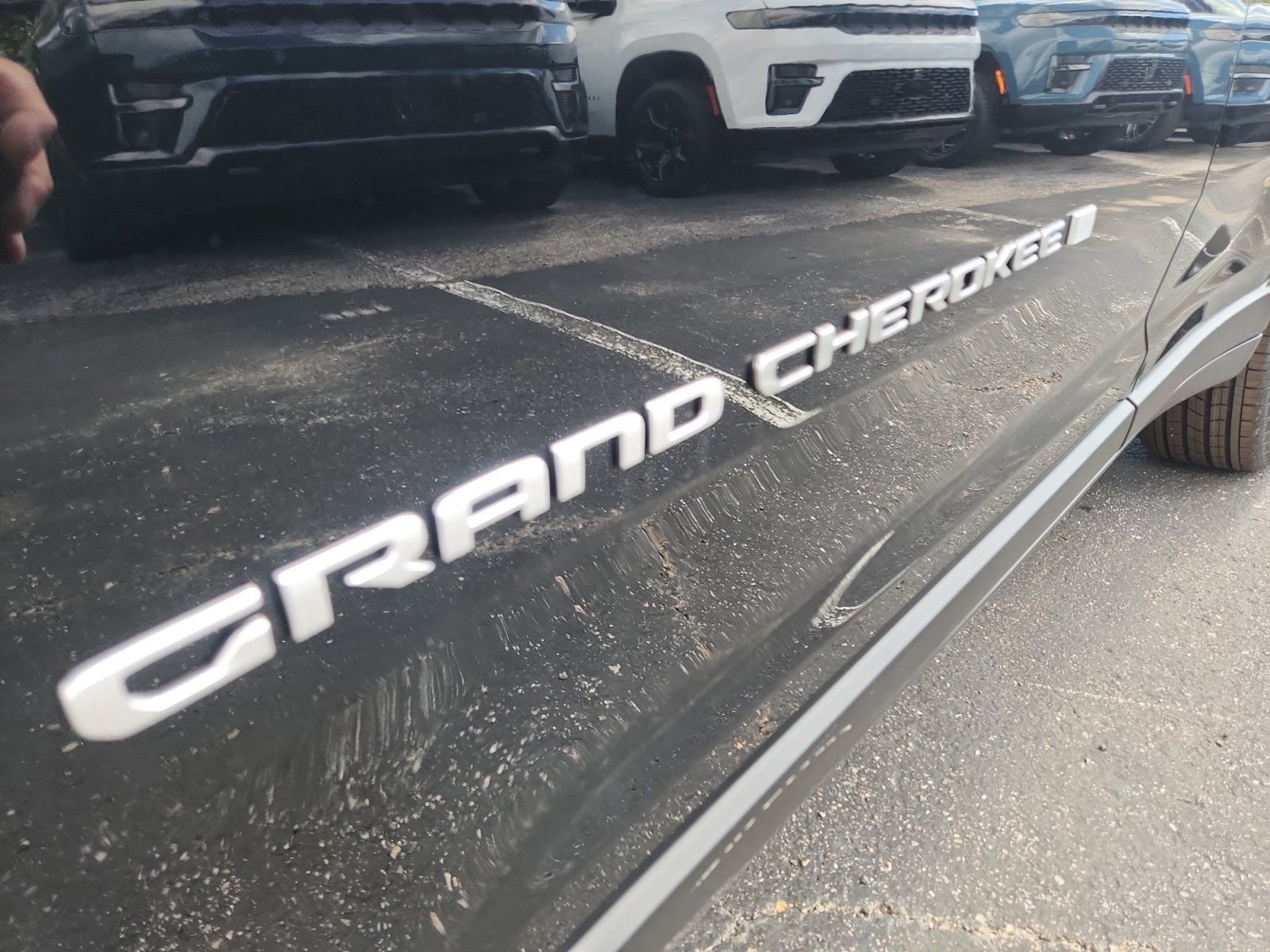 New 2026 Diamond Black Crystal Pearl-Coat Exterior Paint Jeep Laredo image 11