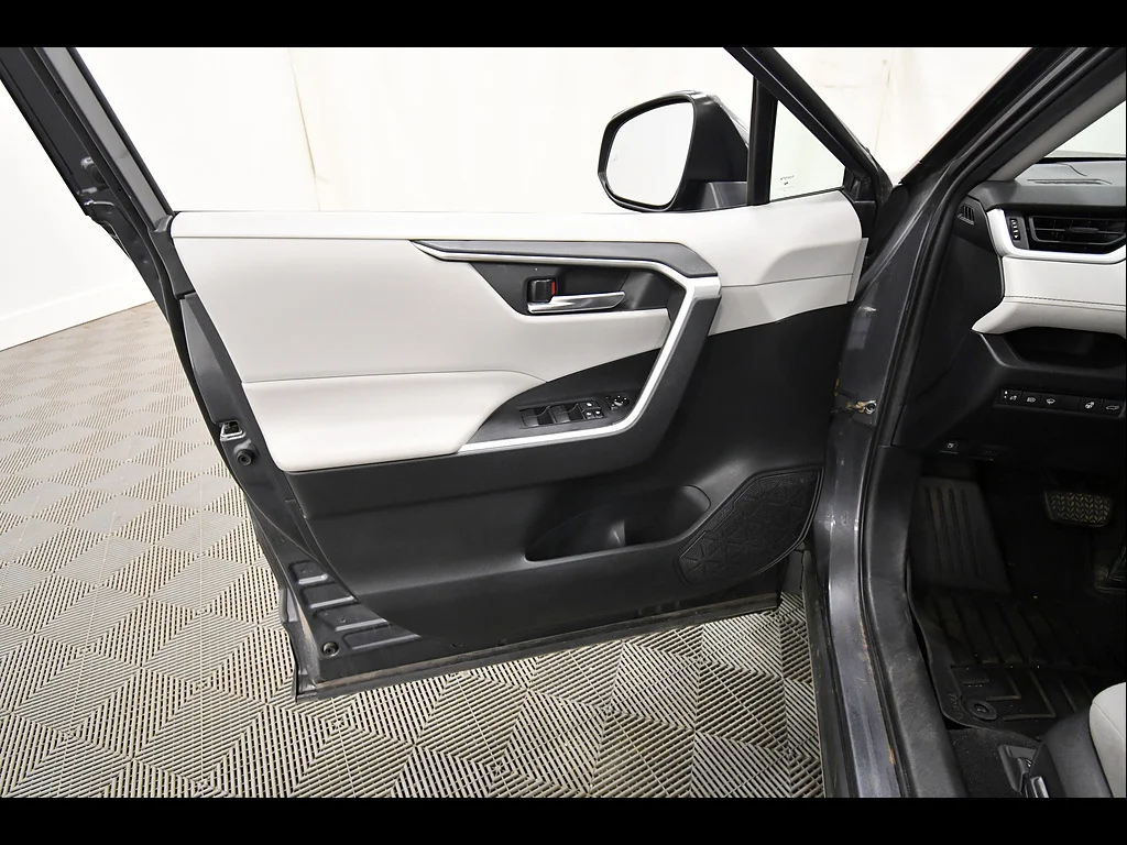 2019 Toyota RAV4 XLE - Photo 13