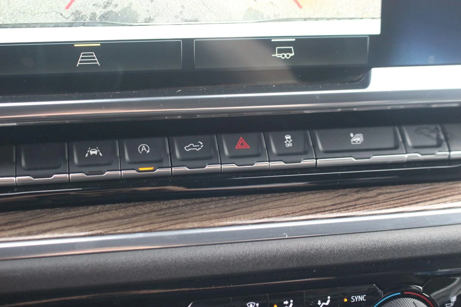 Used 2025 Summit White Chevrolet LT image 27
