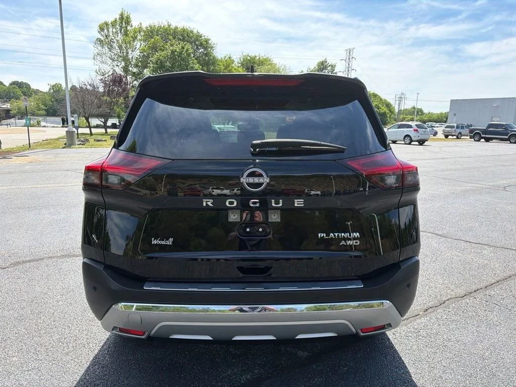 Used 2023 Black Nissan Platinum image 4