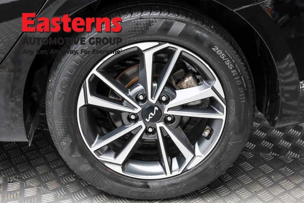 Used 2022 Black Kia LXS image 8