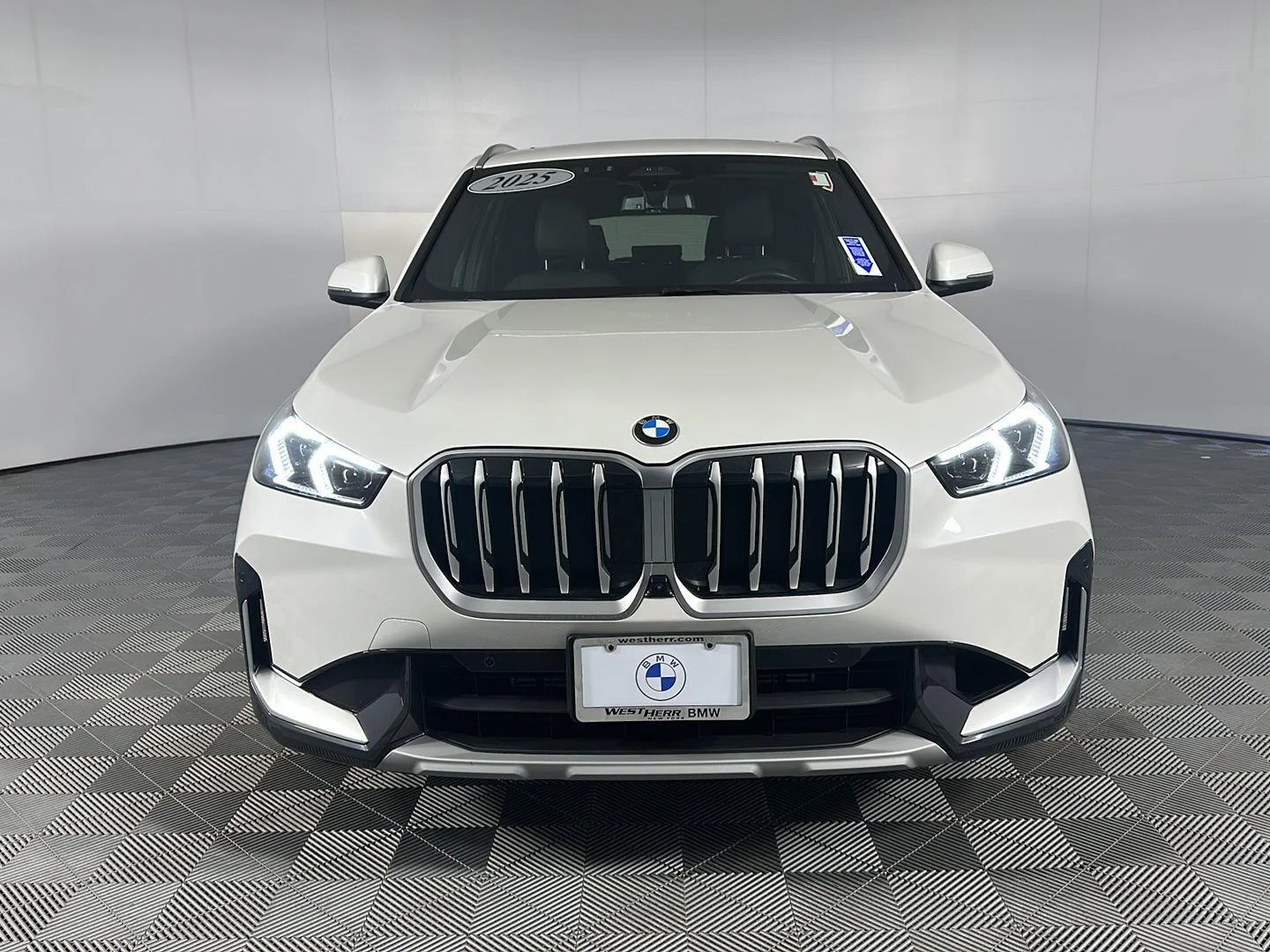 Used 2025 Mineral White Metallic BMW xDrive28i image 2