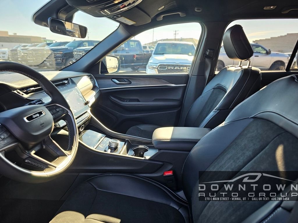 New 2026 Diamond Black Crystal Pearlcoat Jeep Altitude image 18