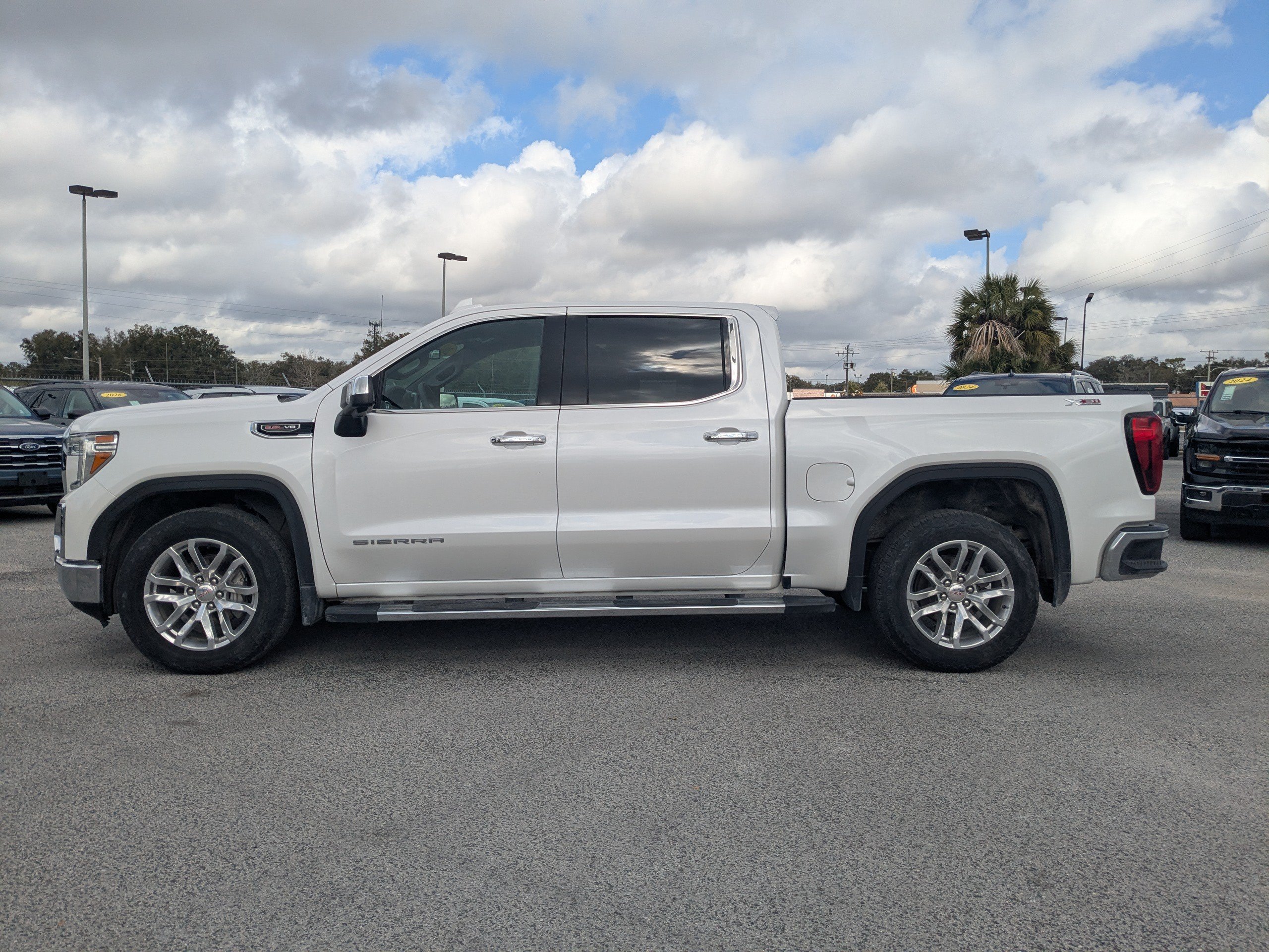Used 2022 White Frost Tricoat GMC SLT image 6