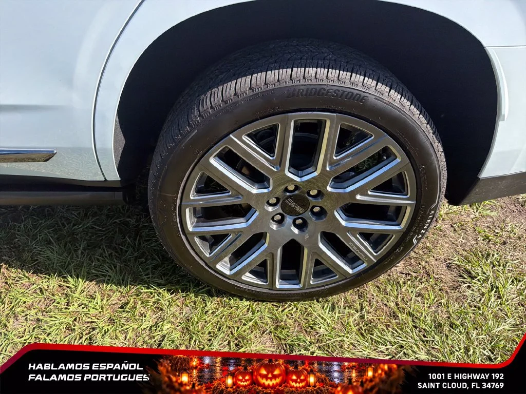 Used 2026 Glacier White Tricoat GMC Denali Ultimate image 11